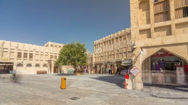 Souq Waqif zaman aşımına uğradı. Katar, Doha 'da popüler bir pazar yeri. Souq, geleneksel giysi, baharat, el işi ve hediyelik eşya satışıyla ünlüdür..