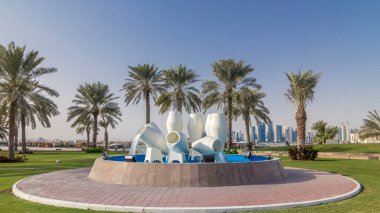 Doha 'daki Corniche' de su havzaları, tarihi zaman çizelgesi hiperhız, uzak iş kuleleri gökdelenleri. Arka planda avuç içi var..