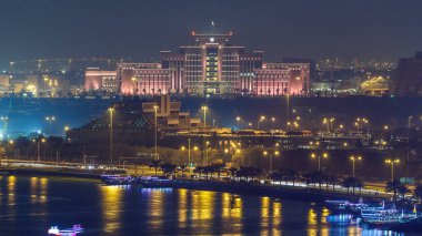 Doha Ufuk Çizgisi İçişleri Bakanlığı ve Posta Ofisi gece çizelgesi. Yukarıdan hava görüntüsü. Körfez suyundaki yansıma. Doha, Katar, Orta Doğu