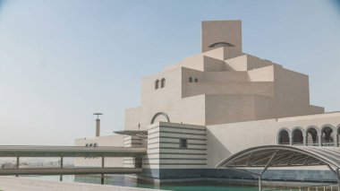 Katar 'ın İslami Sanatlar Müzesi Doha Corniche' in yanındaki insan yapımı adasında, etrafını saran körfeze demirlemiş çayırlarda.