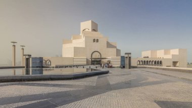 Katar 'ın İslami Sanatlar Müzesi Doha Corniche' nin yanındaki insan yapımı adasında zaman aşımına uğradı. Çeşmeli ön görünüm