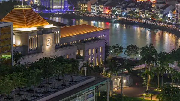 新加坡市中心的国会大厦在现代商业高层建筑和船坞附近的空中飞驰而过 船坞的背景是河流 — 图库照片