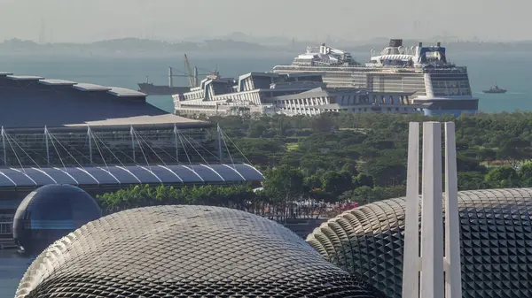 シンガポール クルーズ センターは ハーバー フロント周辺のフェリーやクルーズを管理 運航するクルーズターミナルです エスプラネードシアター屋根付きマリーナベイエリア — ストック写真