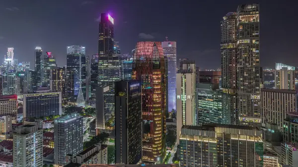 Singaporen Ilmakaupunkikuva Modernin Arkkitehtuurin Keskustassa Valaistuilla Pilvenpiirtäjillä Timelapse Näkymä Ylhäältä — kuvapankkivalokuva