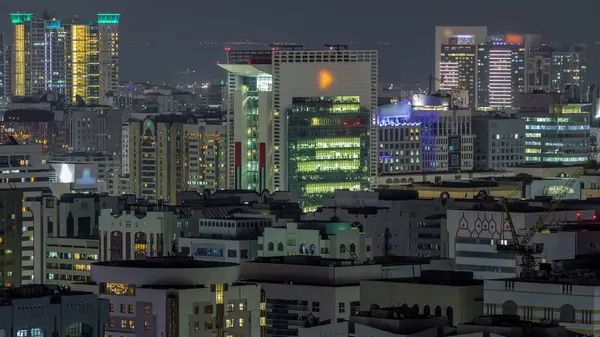 阿布扎比市中心的空中天际线 夜幕低垂 摩天大楼灯火通明 — 图库照片