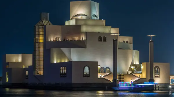 在卡塔尔的多哈 美丽的伊斯兰艺术博物馆在夜间闪烁着光芒 对海湾水域的反思 它是世界上最完整的伊斯兰文物藏品之一 — 图库照片