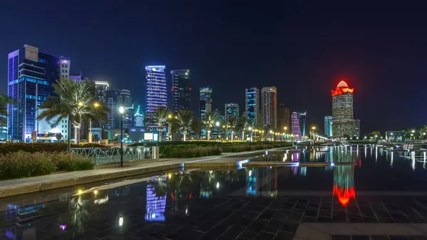 Geceleri Doha Nın Ufuk Çizgisi Yıldızlı Gökyüzü Park Timelapse Hiper — Stok fotoğraf