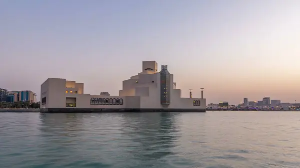 位于卡塔尔多哈的多哈天际线与博物馆从早到晚的过渡过程中 可以看到身后的建筑和船只 — 图库照片