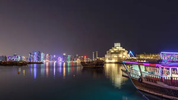 卡塔尔多哈 以西湾天际线为背景 全景尽收眼底 尽收眼底 尽收眼底 尽收眼底 背景中的现代摩天大楼和博物馆 前景中的旧船 — 图库照片