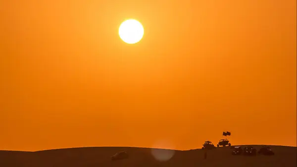 Buggy Zandwoestijn Paraglider Bij Zonsondergang Mensen Jeep Auto Het Weekend — Stockfoto