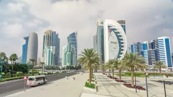 Doha Nın Gökdelenleri Palmiyeleriyle Hotel Park Tan Görülen Kavşaktaki Trafiğin — Stok fotoğraf