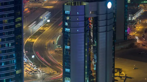 卡塔尔多哈时间上西湾地区公路上的交通情况 明亮的现代摩天大楼和夜间从天台俯瞰的交叉空中景观 — 图库照片