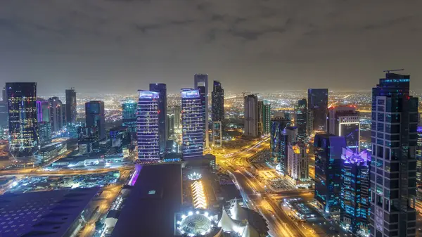 卡塔尔多哈时间上西湾地区公路上的交通情况 明亮的现代摩天大楼和夜间从天台俯瞰的交叉空中景观 — 图库照片