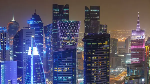 位于卡塔尔多哈的西湾地区的天际线从顶部经过 夜间从天台俯瞰现代摩天大楼的美景 道路上的交通 — 图库照片