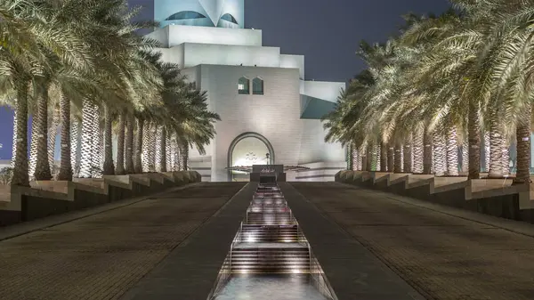 在卡塔尔的多哈 伊斯兰艺术博物馆在夜间闪烁着喷泉的光芒 棕榈在侧面 它是世界上最完整的伊斯兰文物藏品之一 — 图库照片