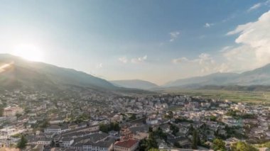 Günbatımında Cirokastra kentini Osmanlı Kalesi 'nin Cirokaster zaman ayarlı kalesinin perspektifinden gösteren panorama. Batan güneşle Arnavutluk 'un hava manzarası