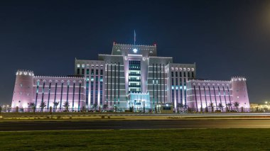 Doha 'daki İçişleri Bakanlığı' nın gece programı. Park manzarası. Yollarda trafik vardı. Doha, Katar, Orta Doğu