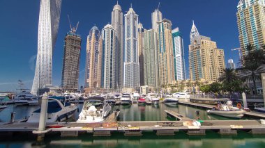 Dubai Yat Limanı gökdelenler ve Dubai, Birleşik Arap Emirlikleri Timelapse Hyperlapse tekneler