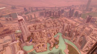 Dubai şehir merkezindeki gökdelenler, şehir ışıklarıyla ve çeşme manzarasıyla, Orta Doğu 'daki lüks yüksek teknoloji kasabası, Birleşik Arap Emirlikleri mimarisi