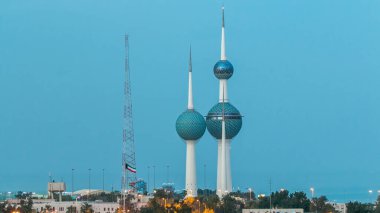 Kuveyt Kuleleri 'nin gece gündüz üst görünümü geçiş zamanı geceleri aydınlanıyor. Kuveyt' in en bilinen simgesi. Kuveyt, Orta Doğu.