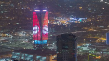 Kuveyt 'te gökdelenli gece zaman çizelgesi alacakaranlıkta aydınlandı. Çatıdan hava görüntüsü. Kuveyt Şehri, Orta Doğu.