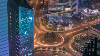 Gökdelenlerle kesişen Skyline ve Kuveyt 'teki gece zaman çizelgesi alacakaranlıkta aydınlandı. Çatıdan hava görüntüsü. Kuveyt Şehri, Orta Doğu.