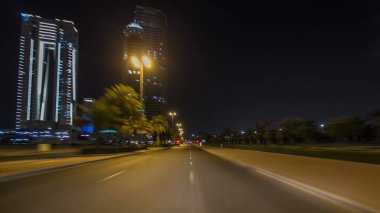 Kuveyt 'te şehir otobanındaki trafiğin içinden geç. Zaman ayarlı hiperhızlandırılmış saçmalıklar. Kuveyt, Orta Doğu