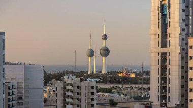Kuveyt Kuleleri zaman çizelgesi. Kuveyt 'in en bilinen simgesi. Gün batımından önce arka planda körfez manzarası. Kuveyt, Orta Doğu.