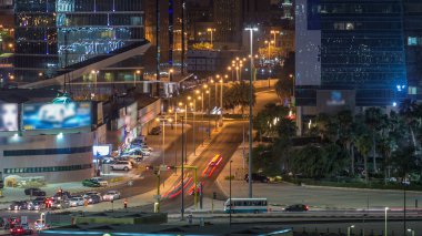 Kuveyt şehir merkezindeki kavşaktaki Skyline ve gece trafiği alacakaranlıkta aydınlandı. Çatıdan hava görüntüsü. Kuveyt Şehri, Orta Doğu.