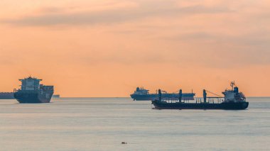 Sabah erken sahne kargo gemileri ve tankerler Singapur'un coast timelapse kapalı gündoğumu sonra demir attı. Turuncu Gökyüzü