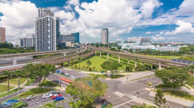 Singapur 'un en büyük toplu taşıma merkezlerinden biri olan Jurong Doğu Kavşağı metro istasyonu havadan panoramik zaman aralığı. Yolcu otobüs ve demiryolu arasında değişebilir