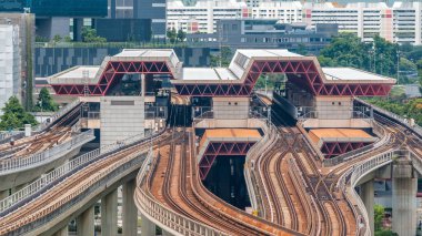 Singapur 'un en büyük toplu taşıma merkezlerinden biri olan Jurong Doğu Kavşağı metro istasyonunun hava zaman tüneli. Yolcu otobüs ve demiryolu arasında değişebilir