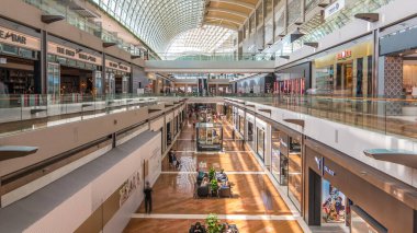 Marina Bay Sands timelapse iç in Shoppes. Marina Bay Sands adlı Shoppes biridir Singapur'un en büyük lüks ve grup adı alışveriş merkezleri.