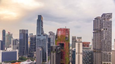 Singapur 'daki şehir merkezinin çatıdan akşam saatleri görüntüsü. Modern kuleler ve gökdelenler