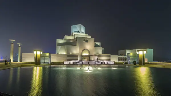 在卡塔尔的多哈 伊斯兰艺术博物馆在夜间闪烁着喷泉时滞的光芒 它是世界上最完整的伊斯兰文物藏品之一 — 图库照片