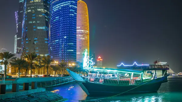 Traditionell Dhow Båt Doha Natten Timelapse Med Moderna Byggnader Bakgrunden — Stockfoto