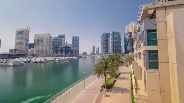 Dubai Marina Felhőkarcolók Jachttal Hajókkal Vízparton Kilátás Híd Timelapse Hyperlapse — Stock Fotó