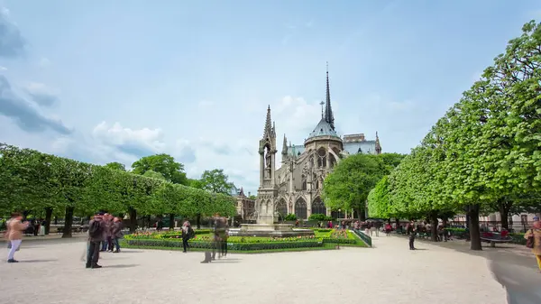 Notre Dame Paris Zaman Ayarlı Hiperhızlandırılmış Arka Plan Manzaralı Bahçe — Stok fotoğraf
