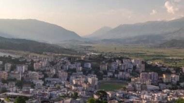 Cirokastra kenti, Osmanlı Kalesi Cirokaster Zaman Alanı 'nın kalesinin perspektifinden görülüyor. Gün batımında tipik evlerin üzerinde hareket eden gölgelerle Arnavutluk hava manzarası