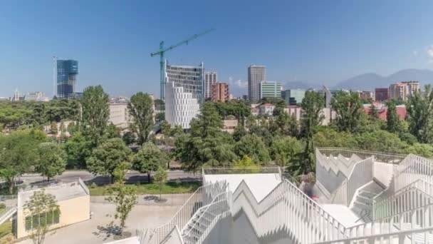 Panorama Visar Stadsbilden Över Tirana Med Sina Färgglada Lägenhetsbyggnader Och — Stockvideo