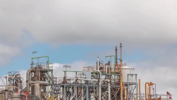 Destillationssäulen Und Ihre Prozessausrüstung Für Wasserstoffanlagen Verstreichen Zeitraffer Mit Wolken — Stockvideo