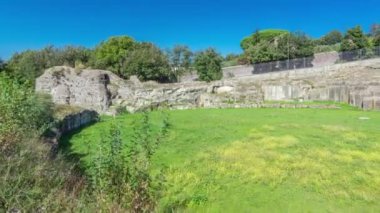 Albano Laziales Anfiteatro Severiano Timelapse Hyperlapse, İtalya. Yeşil Çimlerin ve Gökyüzünün Ortasında Bir Sinematik Yolculuk Tarihin Güzelliğini Yakalıyor