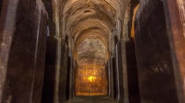 İtalya 'nın Albano Laziale kentindeki Cisternoni della II Legione Partica' dan Timelapse Hyperlapse. Pencereden Işık huzmeleri, İtalyan Mirasının Cazibesini Açıyor