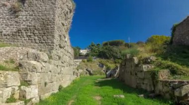 Albano Laziale, İtalya 'da Anfiteatro Severiano' dan Timelapse Hyperlapse. Mavi Gök 'ün altında, Serene italyan manzarasının Yeşil Çimenlerinde Eğlence