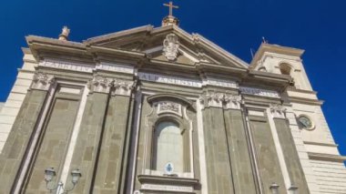 İtalya 'nın Albano Laziale kentindeki Duomo di San Pancrazio Martire' den Timelapse Hyperlapse. Güzel bir günde ön manzara, İtalyan Mirasının Parlaklığını Yakalıyor