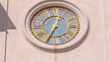 İtalya 'nın Albano Laziale kentindeki Duomo di San Pancrazio Martire Timelapse' de büyük saat. Güneşli bir günde ön yakın çekim görüntüsü İtalyan Mimarisinin Büyüsünü Yakalıyor
