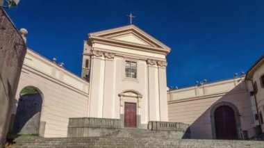 İtalya 'nın Albano Laziale kentindeki Capuchins Kilisesinin Zaman Hızı. Güneş Işığı Yaz Günü Gösterisi Giriş Merdivenleri ve İtalyan Mimarisinin İlahi Parıltısı