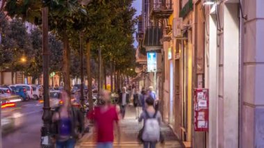Albano Laziale 'deki Geceçöküşü: Tipik bir Ortaçağ Narrow Caddesi' nin Zamanı. İtalya 'nın Büyüleyici Kasabası' ndaki Aydınlanmış Binaların Ortasında Gece Trafiğini Deneyin