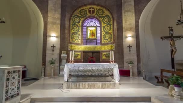 意大利阿尔巴诺拉齐尔罗通达教堂圣玛利亚内的时间流逝 一个优雅的长椅观照 捕捉意大利奉献的宁静氛围 — 图库视频影像