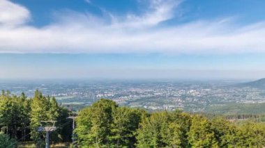 Szyndzielnia Dağı 'ndan güzel bir hava manzarası. Arka planda Bielsko, Biala ve Beskidy Dağları 'nın bulunduğu teleferik ve ormanların bulunduğu üst istasyon. Gökyüzündeki bulutlar